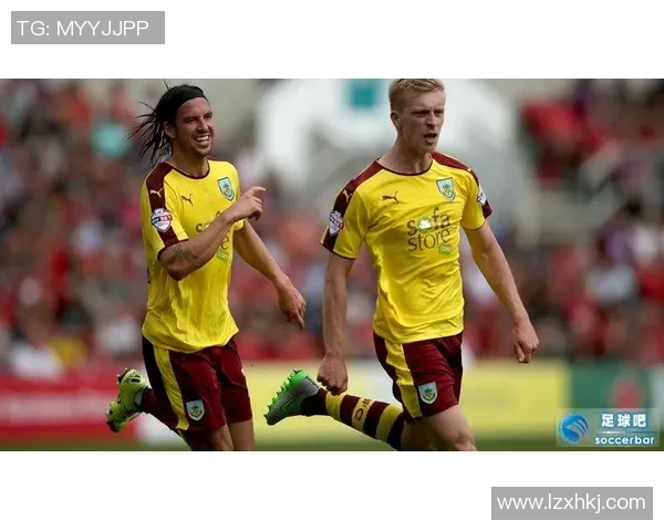 足球明星们的激情时刻与超燃瞬间回顾,见证他们的辉煌与荣耀 足球明星们的激情时刻与超燃瞬间回顾,见证他们的辉煌与荣耀