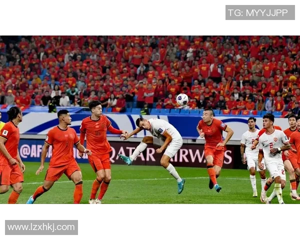 国足绝杀瞬间再现激情赛场球迷欢呼声震天响